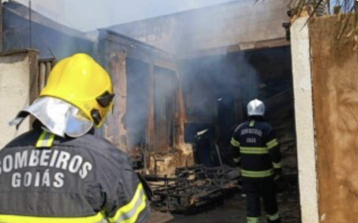 Incêndio de grandes proporções causa estragos em depósito de estofados de Rio Verde