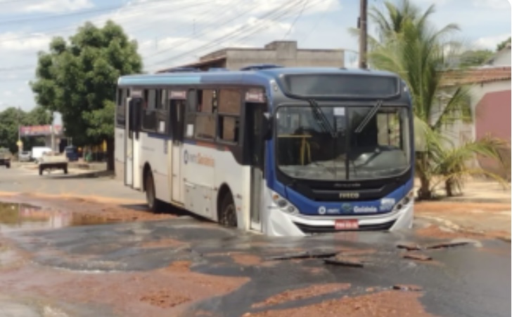 Ônibus cai em buraco em asfalto formado por rompimento de adutora, em Aparecida