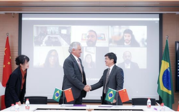 Caiado firma parceria com universidade chinesa nas áreas de clima e energia sustentável