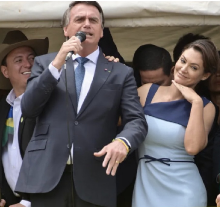 Com Bolsonaro inelegível, Michelle é a que mais tira voto de Caiado em Goiás, mostra pesquisa