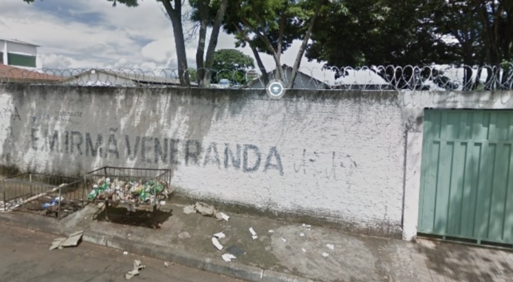 Telhas de escola caem sobre crianças durante vendaval, em Goiânia