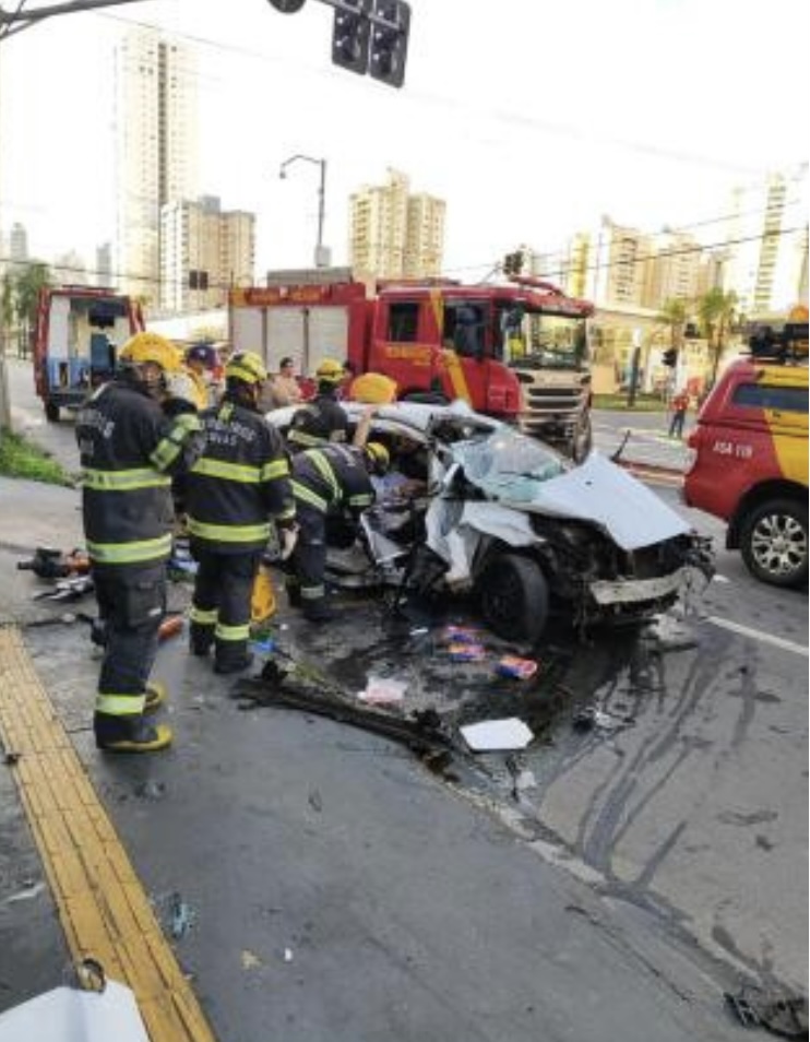 Acidente de trânsito no Bueno deixa 4 vítimas e carro vai parar dentro de loja de colchões