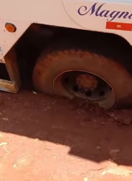 Caminhão atola durante coleta de lixo em Aparecida e precisa ser guinchado