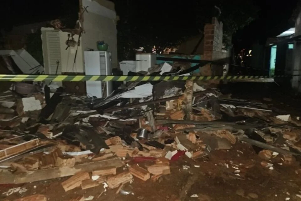 Casa fica destruída após vazamento em botijão de gás causar explosão, em Hidrolândia