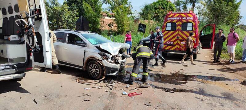 Batida entre Onix e carreta deixa um morto na GO-060