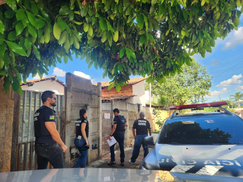 Homem é enrolado em lona e enterrado no fundo de casa