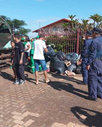 Moradores fazem monte de lixo em porta de evento para receber prefeito Rogério Cruz