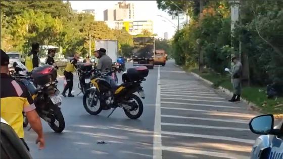 Homem se joga contra carros, é atropelado e morre na Avenida Botafogo