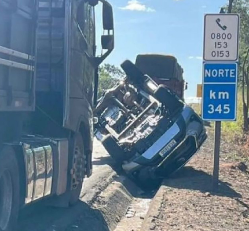 Carro de vice-prefeito é atingido por carreta e capota próximo a Jaraguá