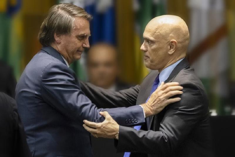 Aliados alertam Bolsonaro de chance de Moraes usá-lo de carta na manga