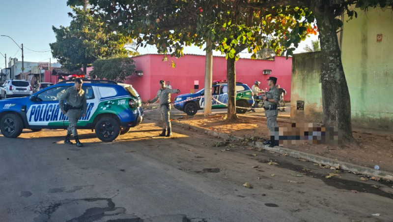 Homem tem cabeça esmagada a pedradas e é encontrado morto em rua de Goiás