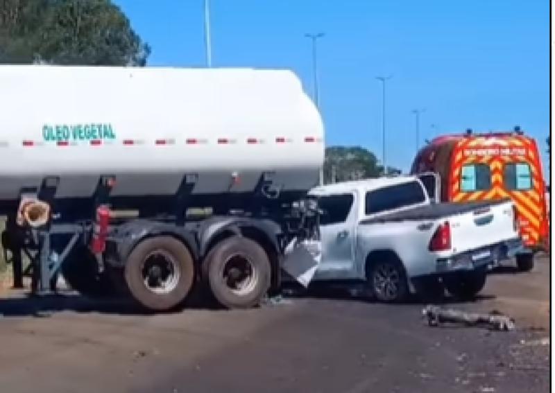 Caminhonete bate na traseira e arrasta carreta na GO-080; mulher fica presa às ferragens