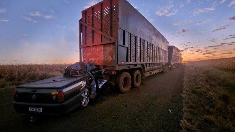 Saveiro bate na traseira de carreta bitem; casal goiano e bebê morrem esmagados na cabine