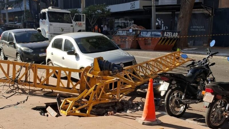 Mini grua despenca de prédio em construção e atinge motocicleta em Goiânia