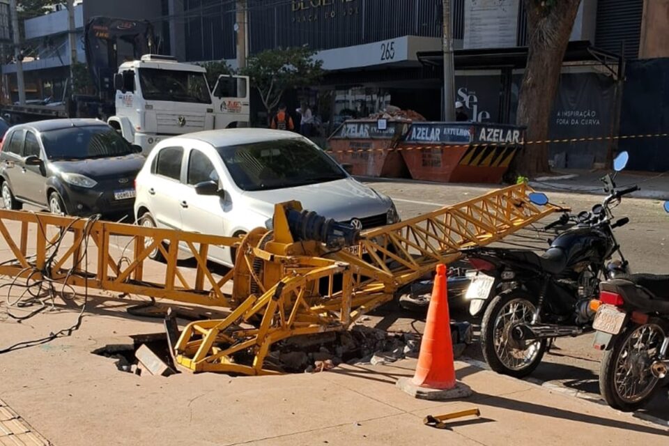 Mini grua despenca de prédio em construção e atinge motocicleta em Goiânia