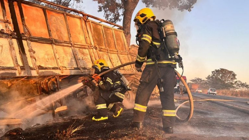 Carreta pega fogo e motorista morre queimado preso às ferragens