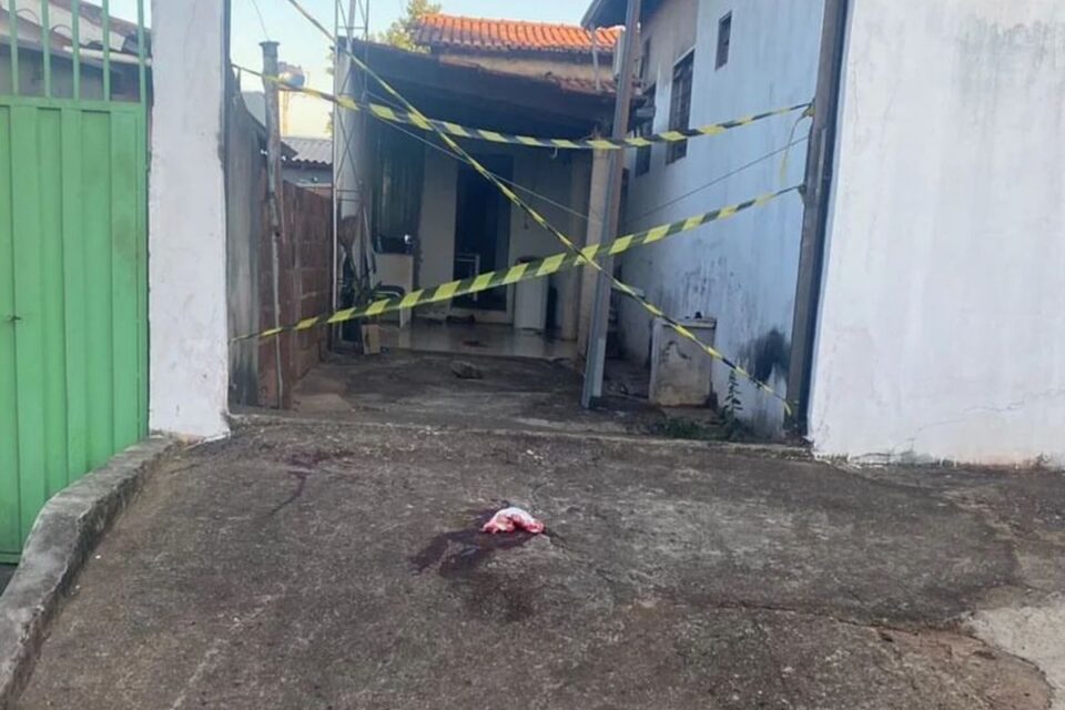 Homem chega bêbado em casa e esfaqueia a esposa que estava dormindo, em Nerópolis